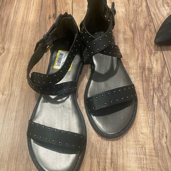 Sandals - Picture 2 of 3